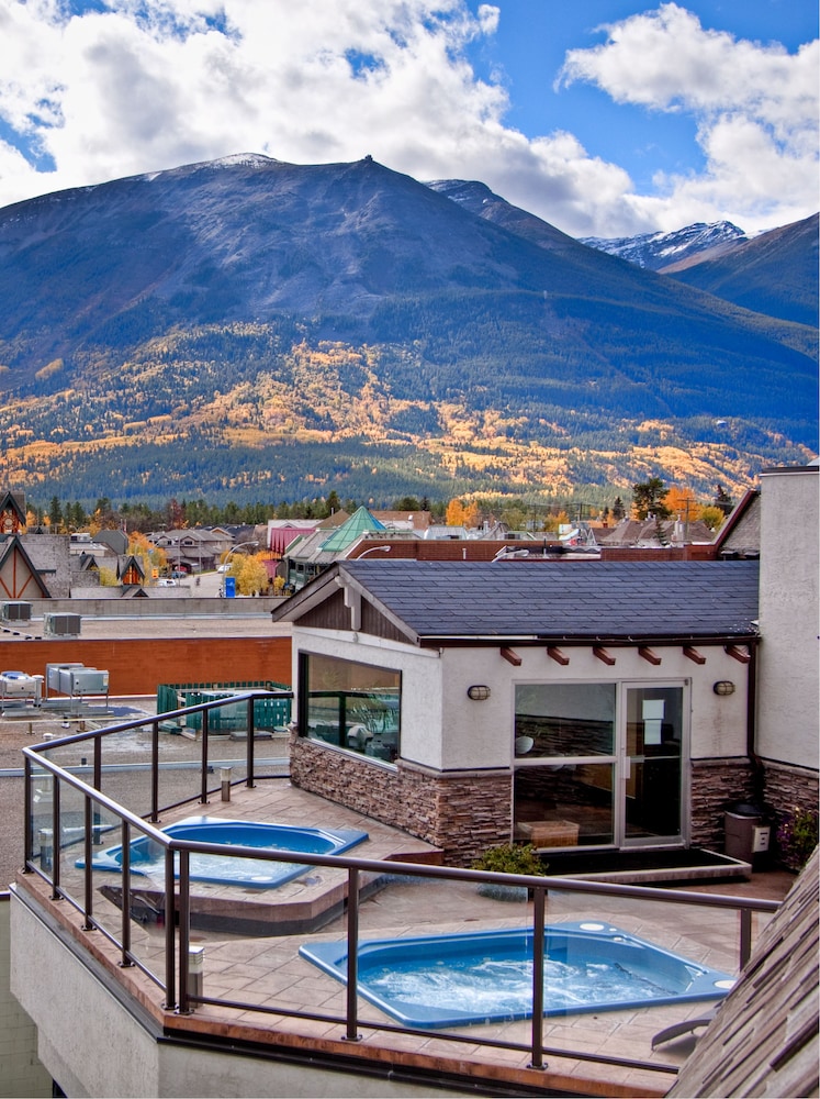 WHISTLERS INN 38/38