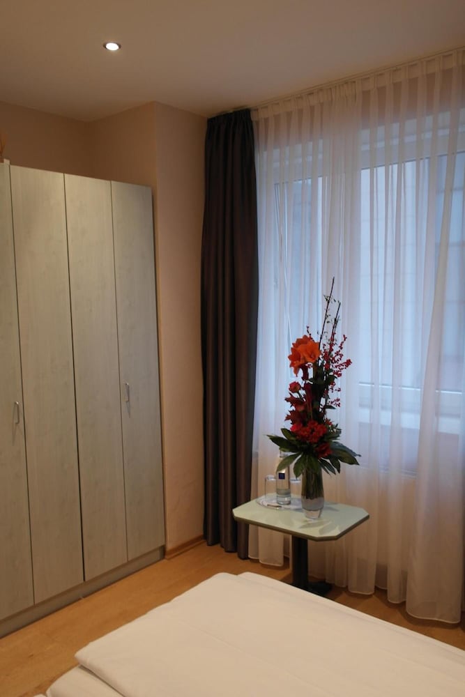 Hotel Attache 2/30