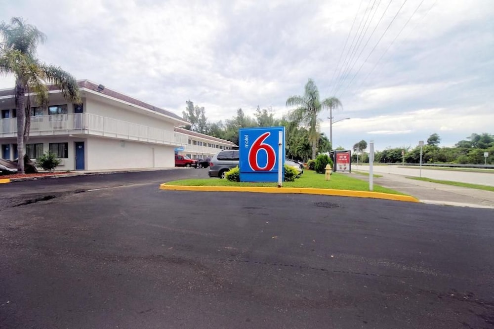Motel6 Dania Beach, FL 44/59