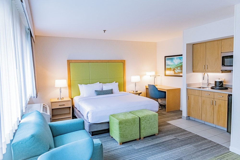 STUDIO, SUITE, KING BED, KITCHENETTE