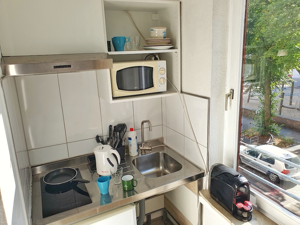 B & L Hostel 50/50