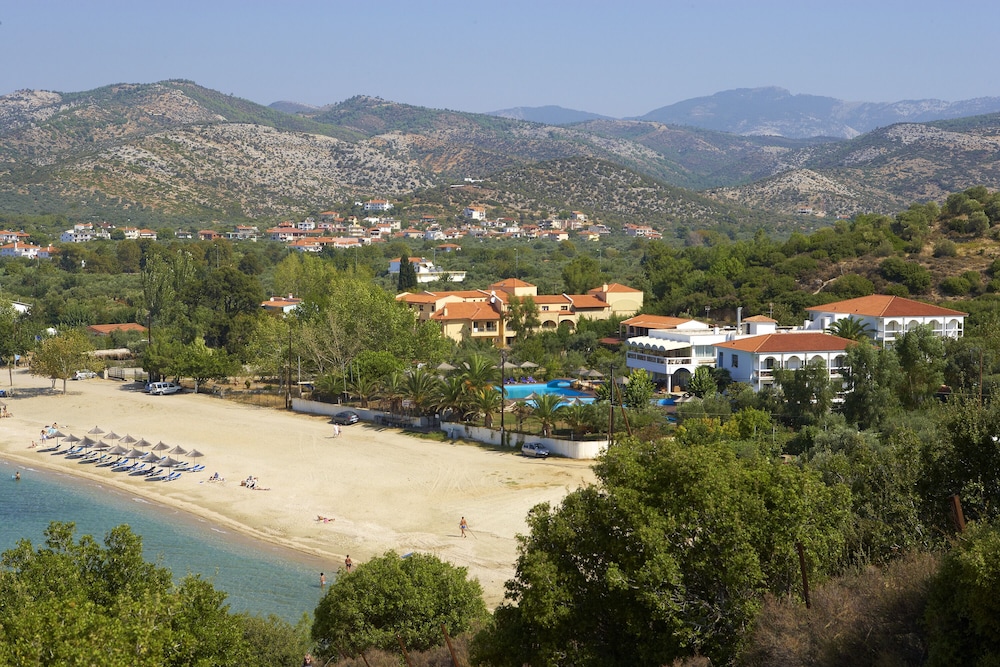 Kamari Beach Hotel 3/65