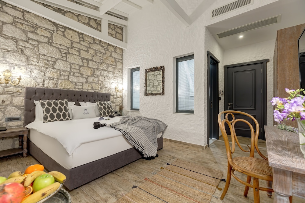 ROOM, DOUBLE BED