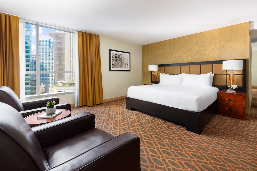 PREMIER, KING BED, BALL DROP VIEW