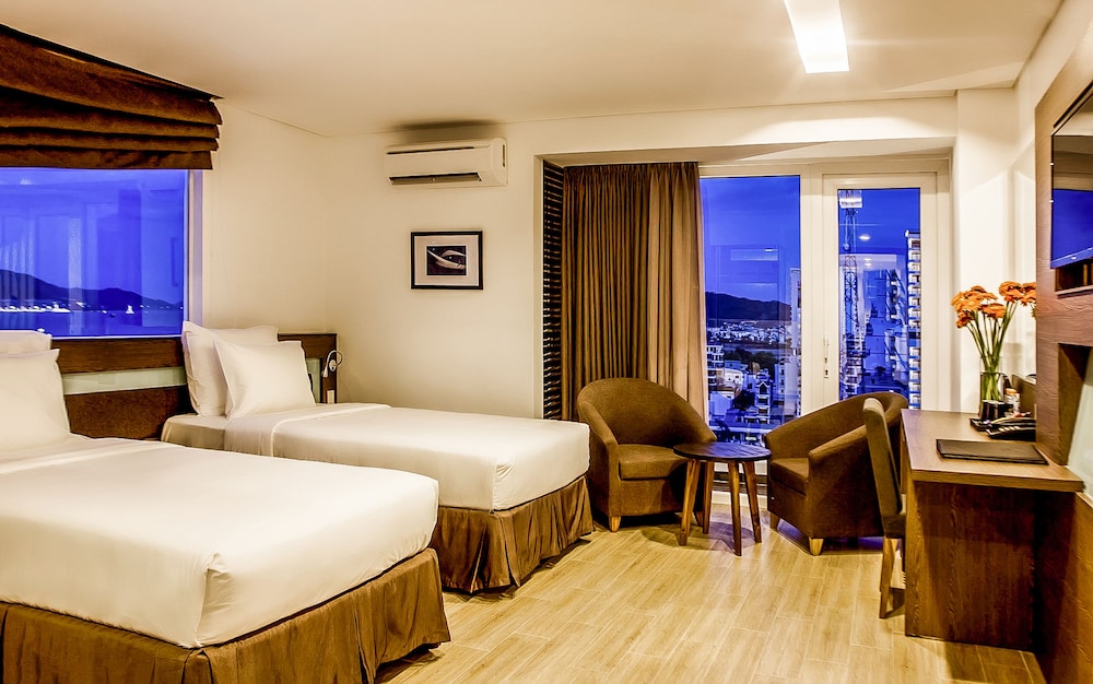 EXECUTIVE, DOUBLE OR TWIN BED, OCEAN VIEW, BALCONY