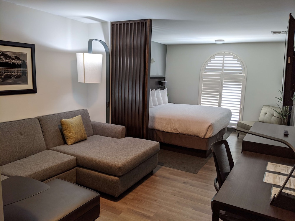 Best Western Plus Hilltop Inn 35/52