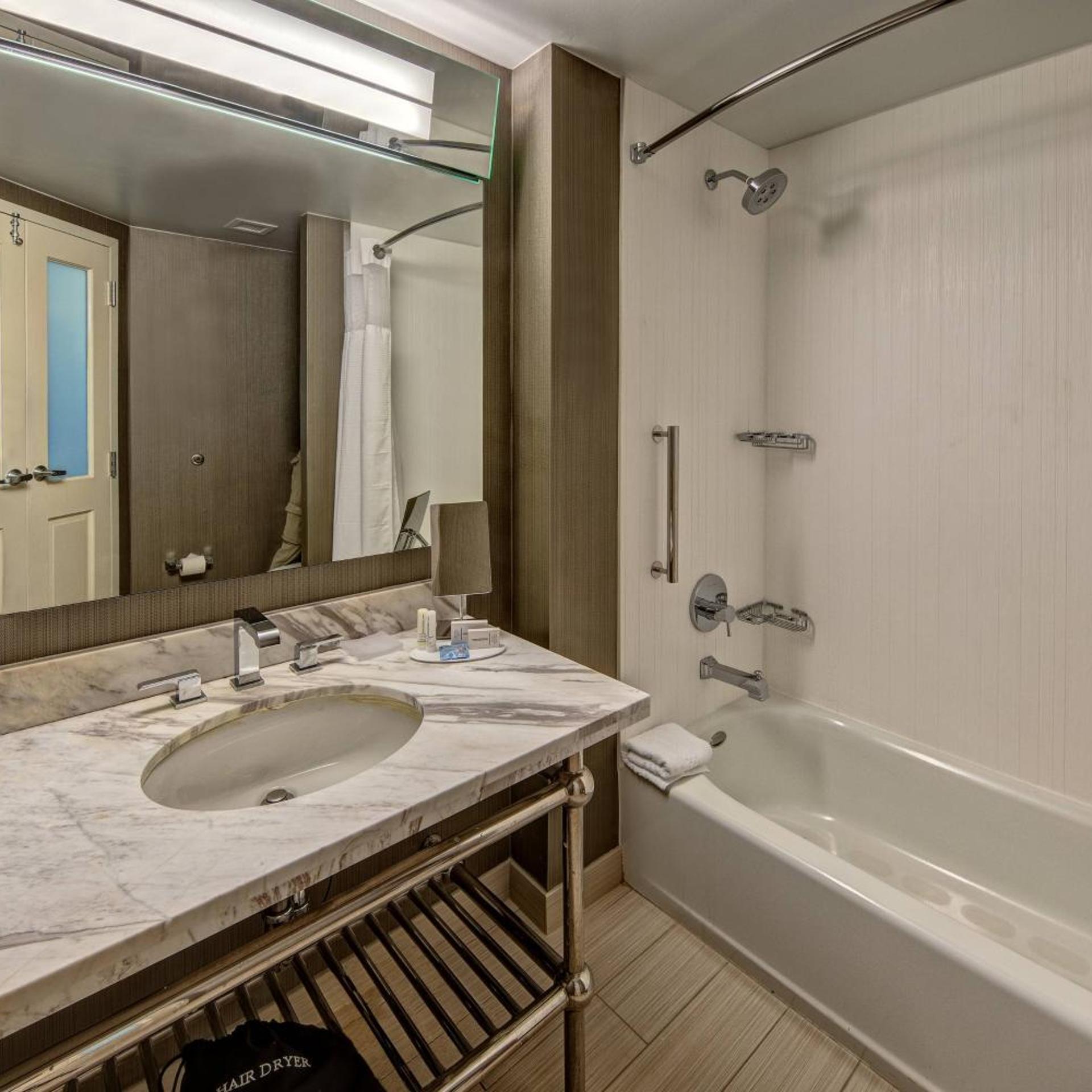 غرفة بسرير كينج بحوض استحمام لذوي الإعاقة، Courtyard By Marriott Dulles Airport Herndon 2/3