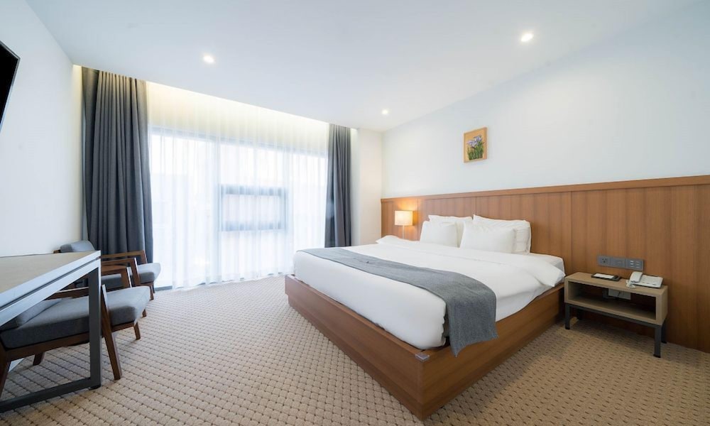 DELUXE, DOUBLE BED