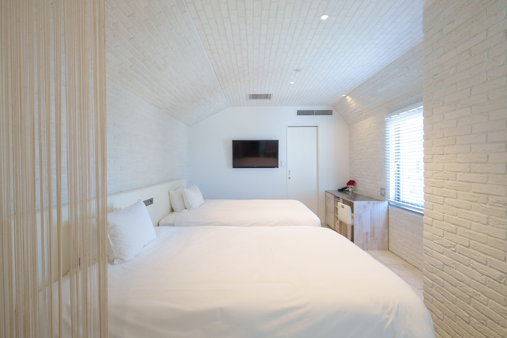 CAVE, EXECUTIVE, TWIN BEDS