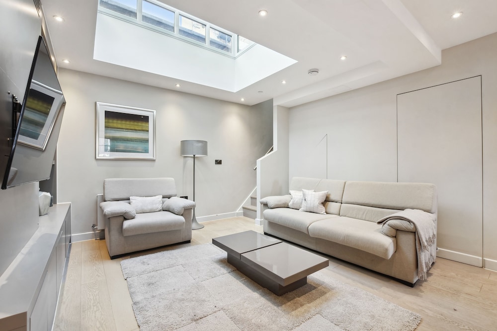 Buckingham Palace Residences by Aeria Apartments 7/45