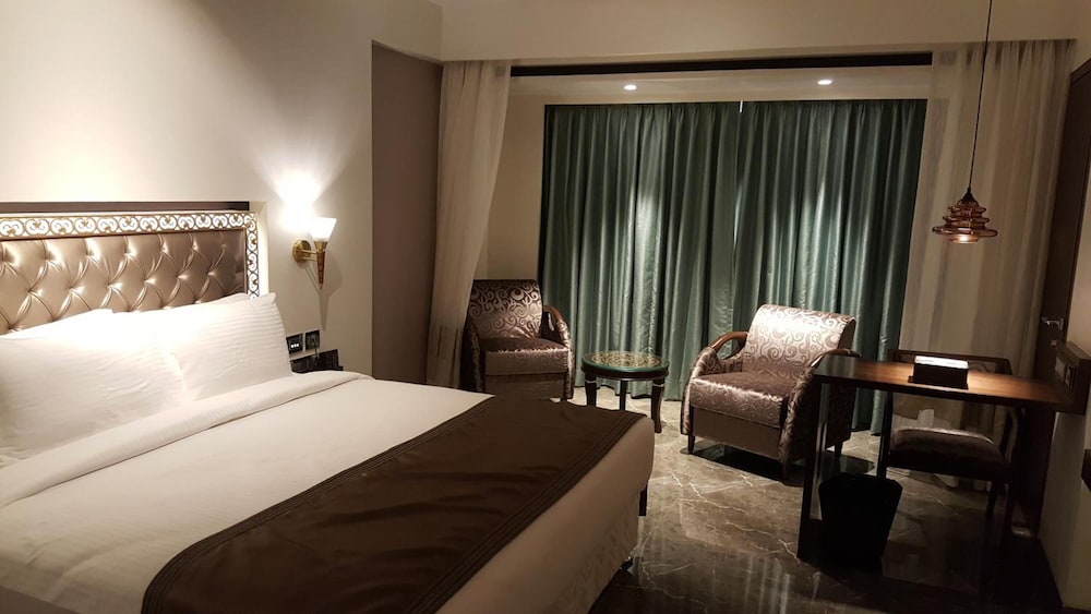 Peninsula Redpine Mumbai 18/58