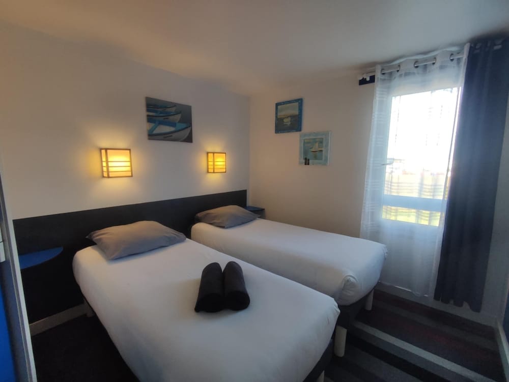 غرفة قياسية بسريرين منفصلين، Kyriad Direct Saintes 6/10