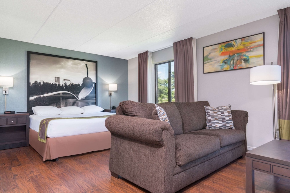 Super 8 by Wyndham Bloomington/Airport 16/31