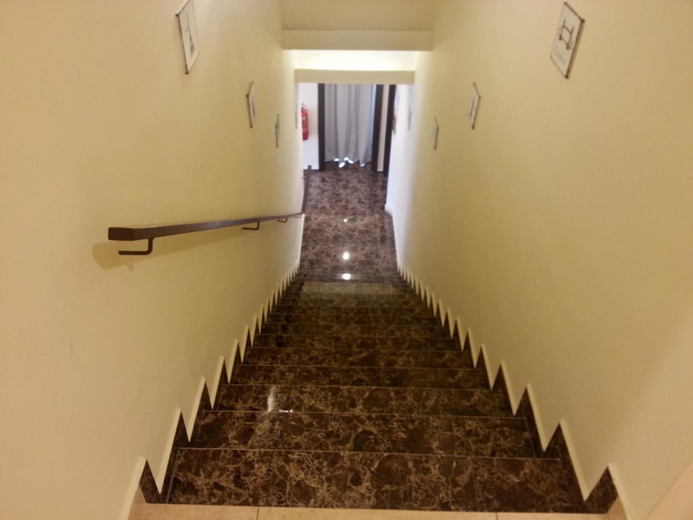 Capital O 90714 Hotel Checkedinn 37/38