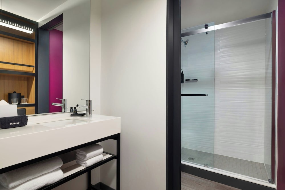 Aloft, King Bed, Aloft Houston Galleria Hotel 9/10