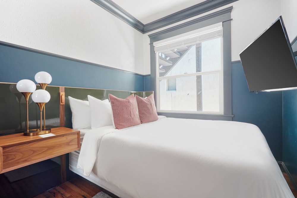 ROOM, DOUBLE BED