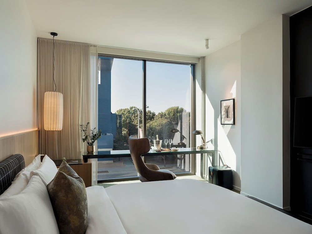 GUEST ROOM, KING BED