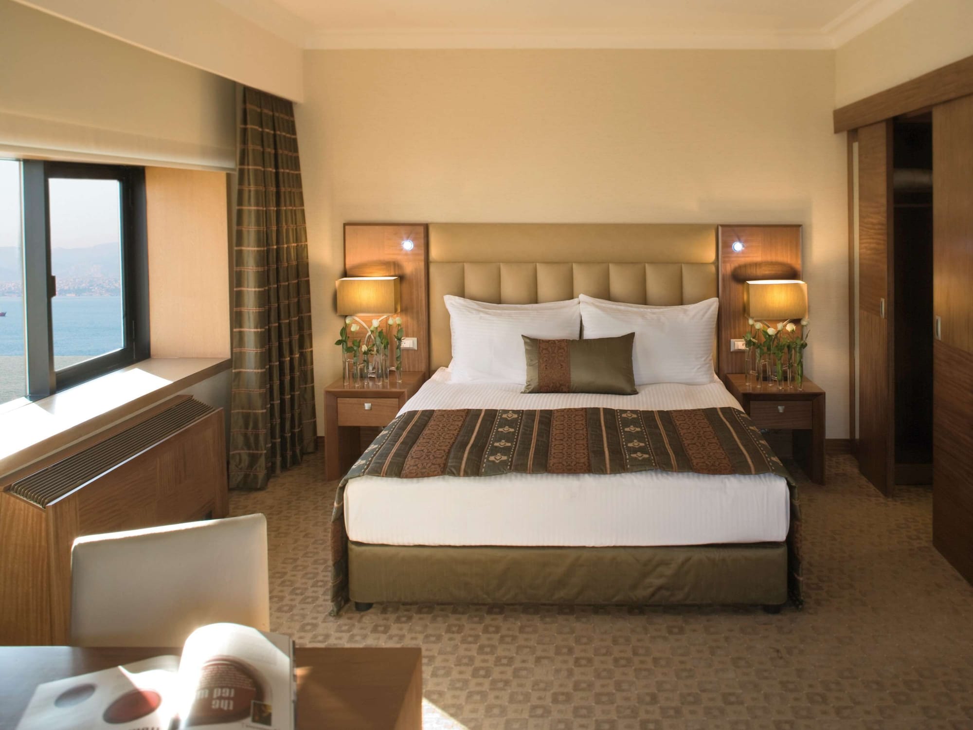 EXECUTIVE, KING BED, PARTIAL SEA VIEW