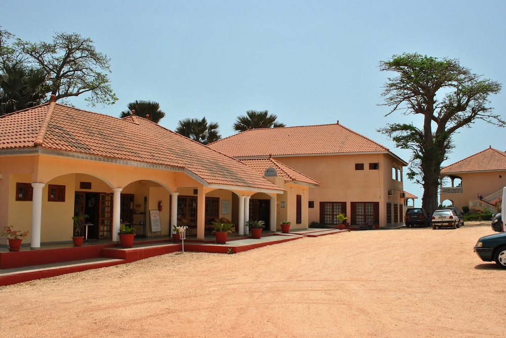 Lemon Creek Hotel Resort in SERREKUNDA