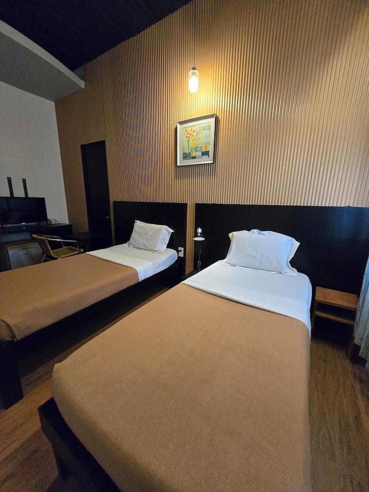DELUXE, TWIN BEDS