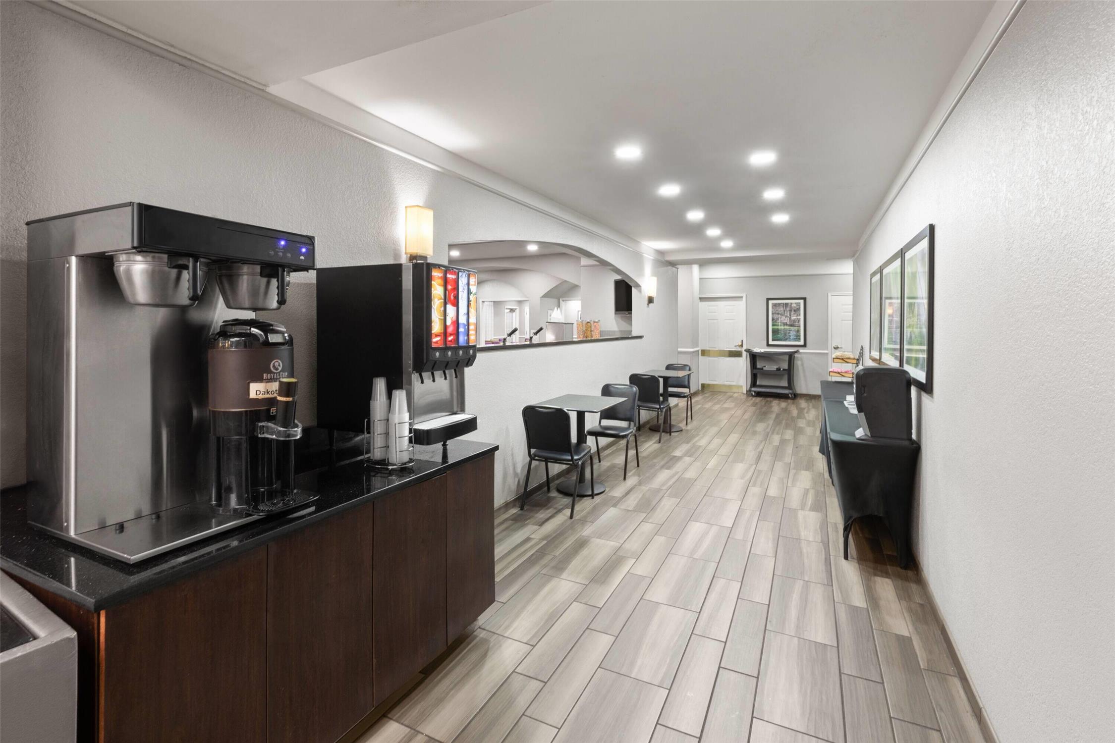 La Quinta Inn & Suites by Wyndham San Antonio Airport 10/63