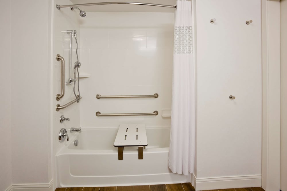 Hampton Inn Minneapolis Roseville 15/42