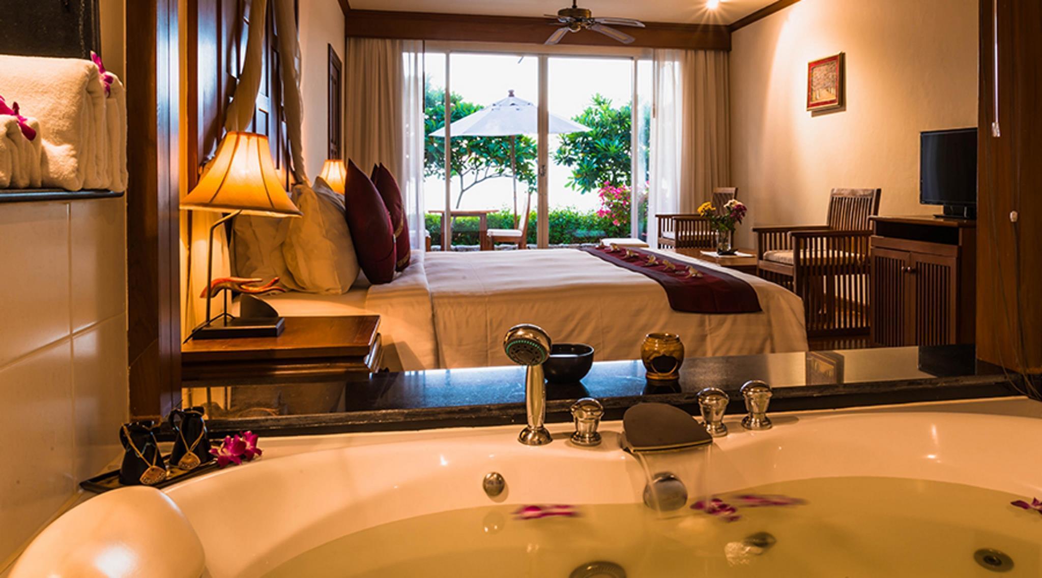 Deluxe, King Bed, Sea View, Pool Access