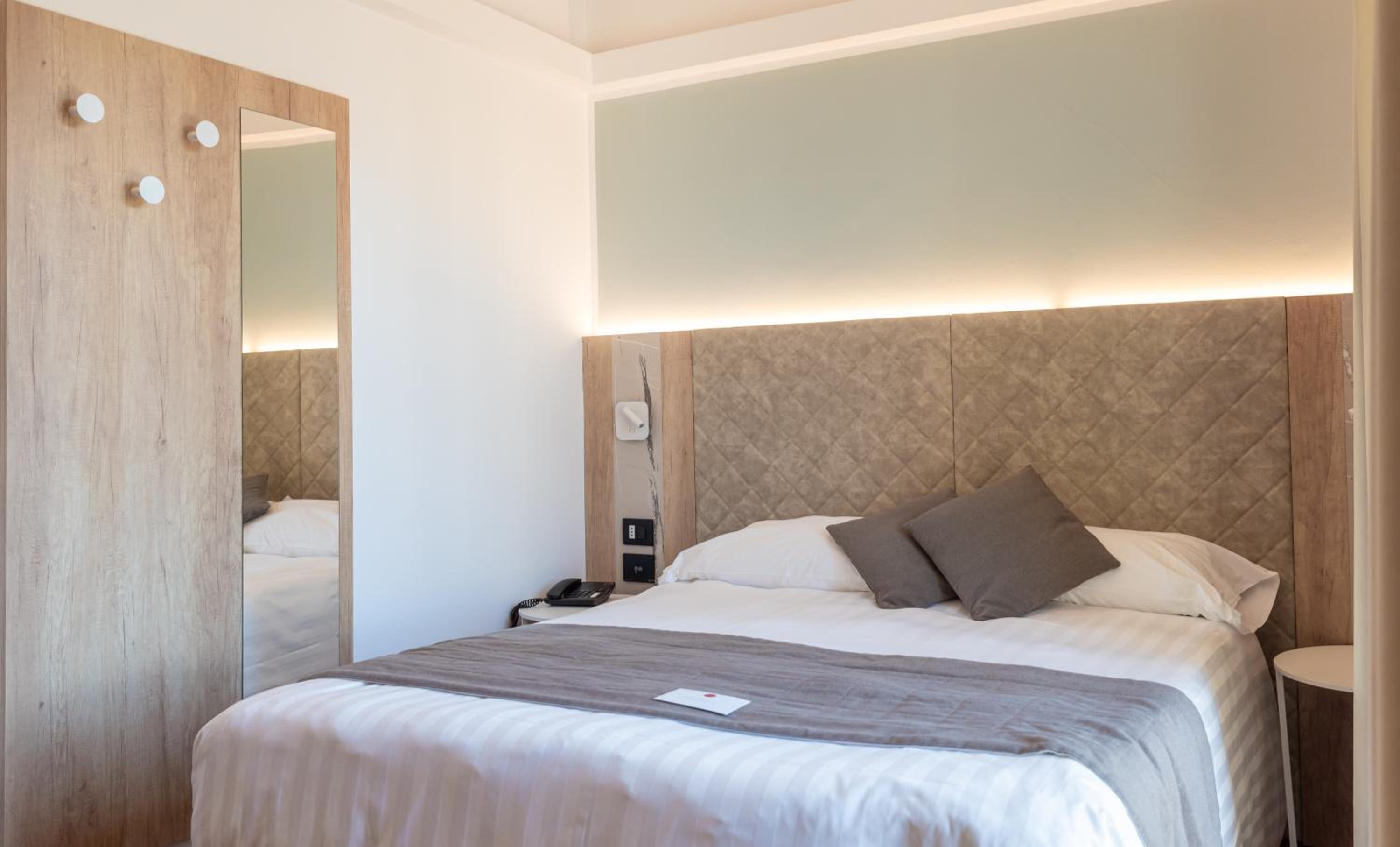 Room, Double or Twin Bed, Lateral Side Sea View