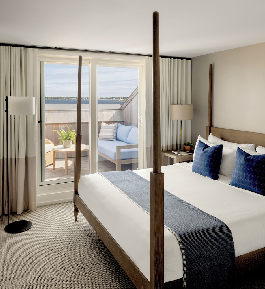 NARRAGANSETT, KING BED, WATER VIEW, BALCONY