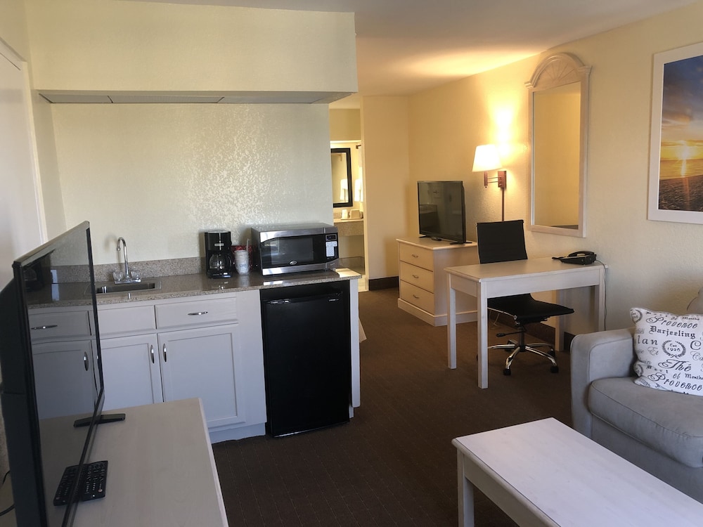 Days Inn & Suites by Wyndham Navarre - near Beaches/Hurlburt 23/27