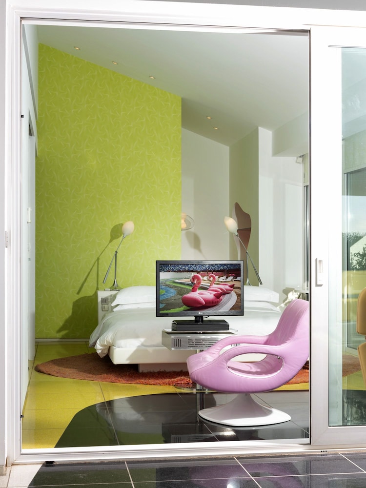 PENTHOUSE, STUDIO