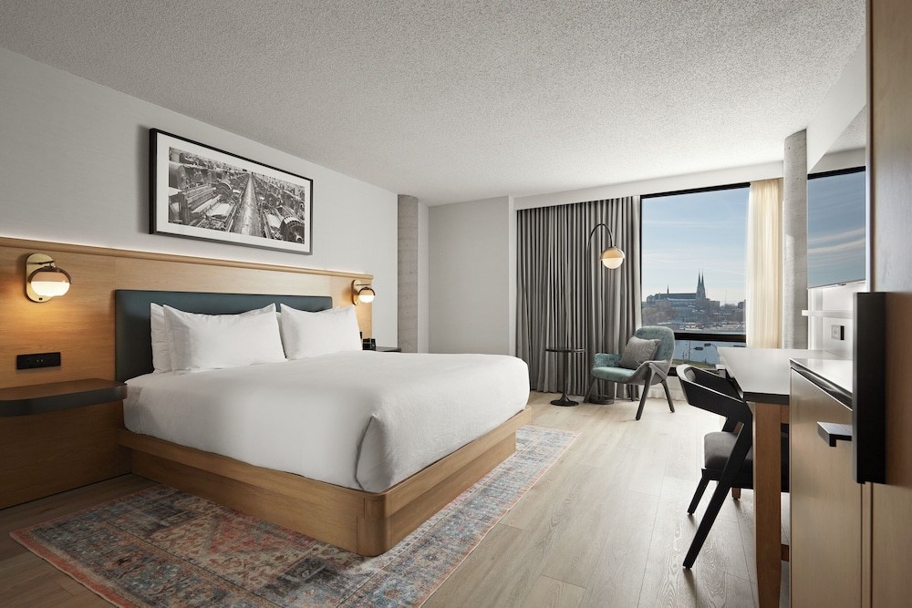 STANDARD, KING BED, BAY VIEW