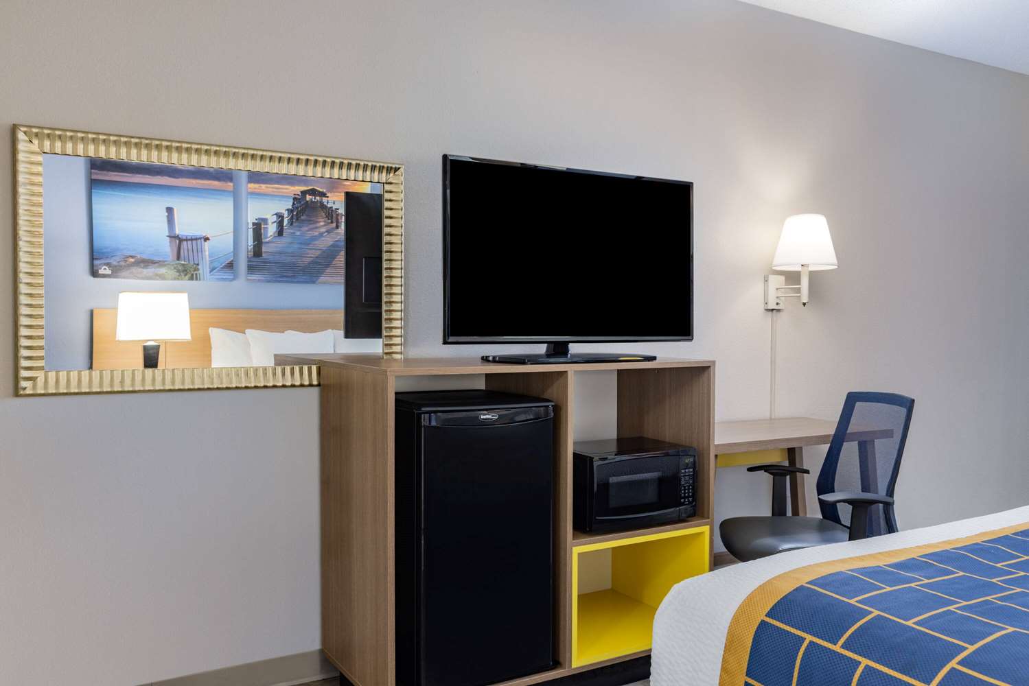 Days Inn & Suites by Wyndham Savannah Midtown 48/56