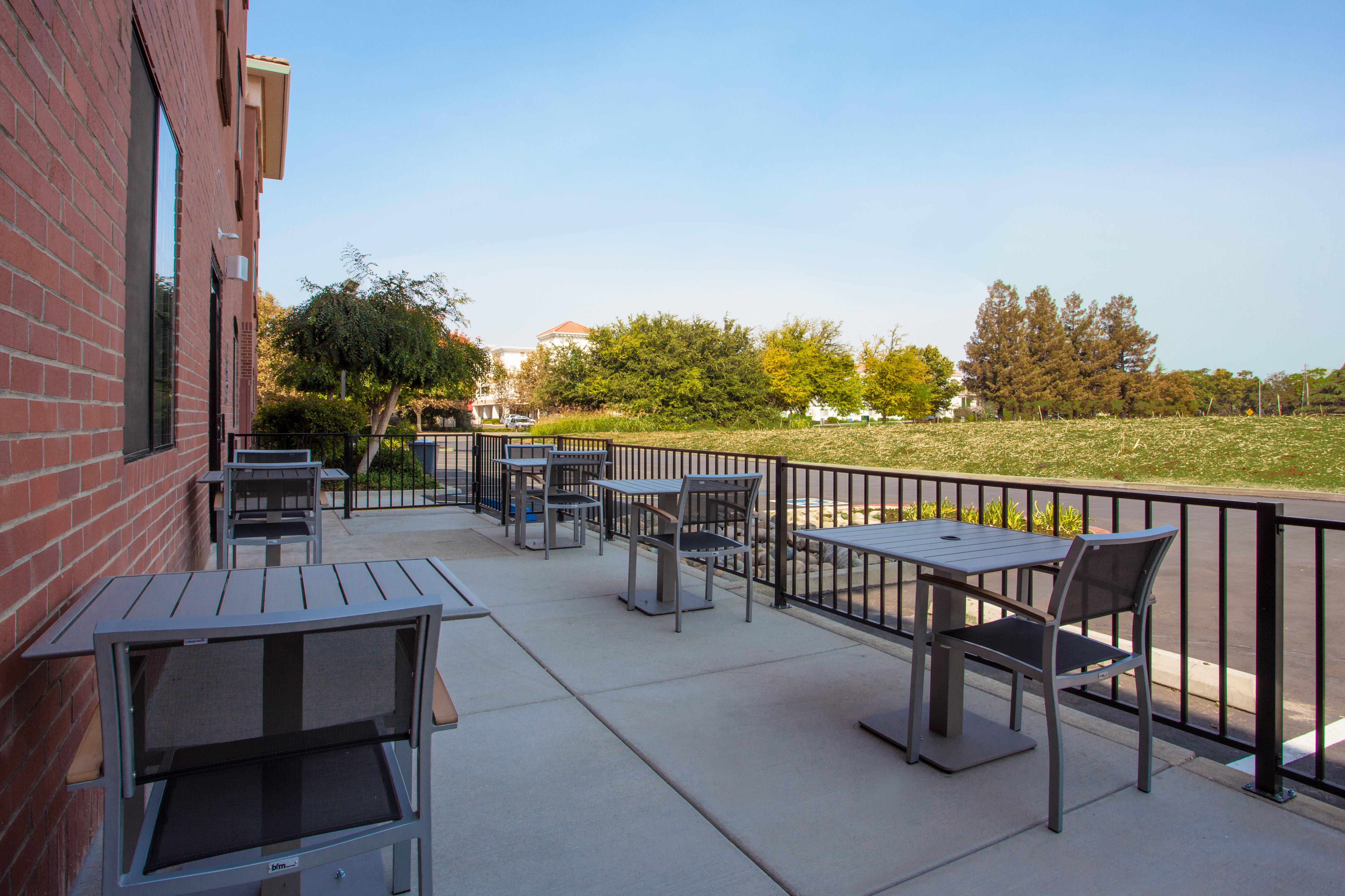 Holiday Inn Express Suites Davis University Area 20/27