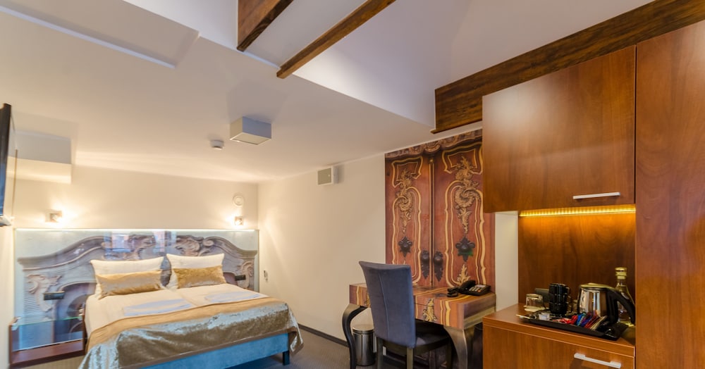 ROOM, TRIPLE, ATTIC