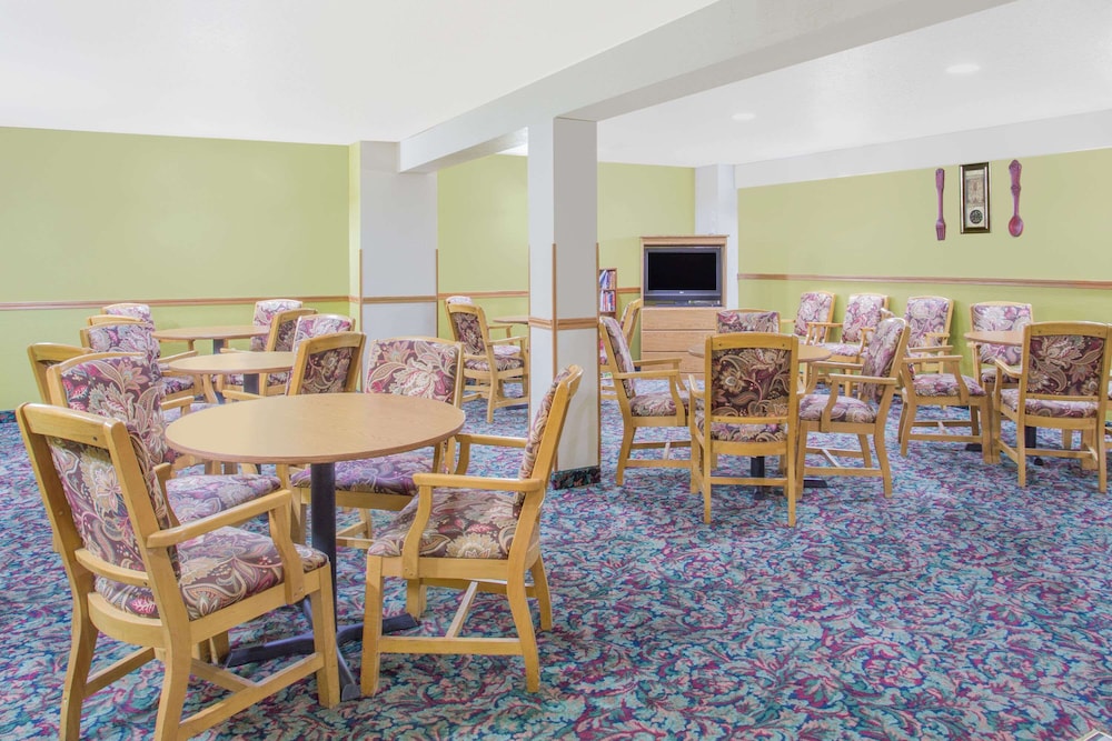 Days Inn by Wyndham Custer 30/36