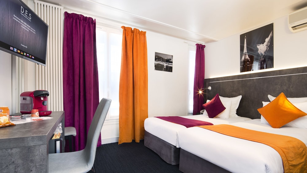 ROOM, TWIN BEDS