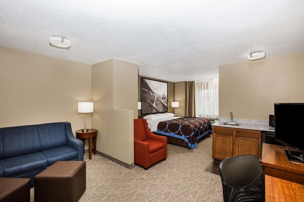 Super 8 by Wyndham Altoona 27/35