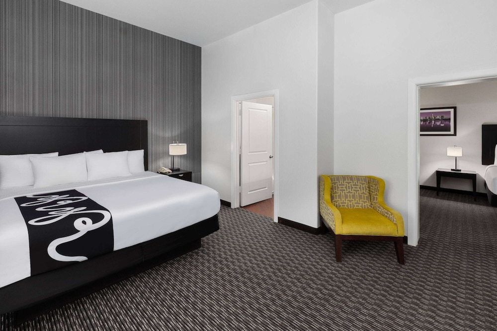 SUITE, MULTIPLE BEDS