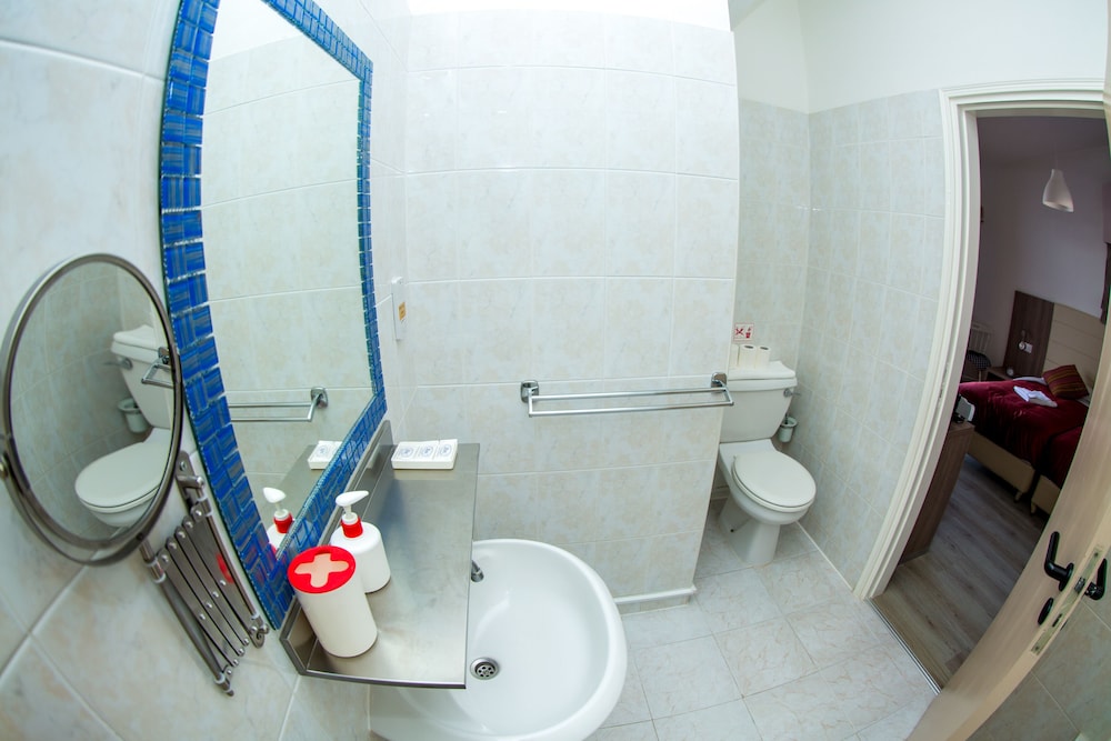 Fitos Inn Guest House 47/50