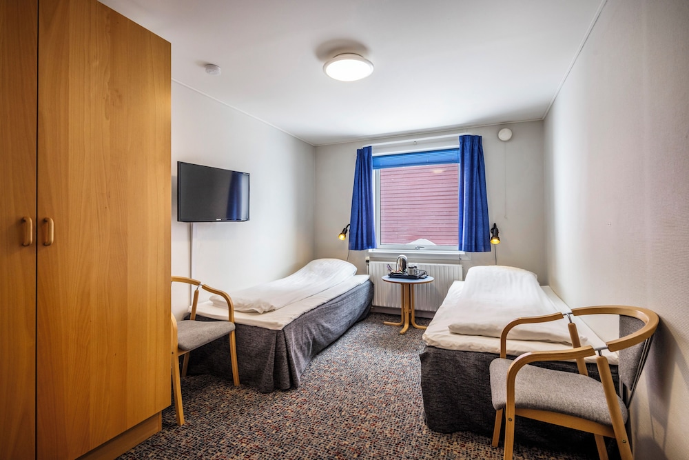 Basic, Twin Beds, Shared Bathroom