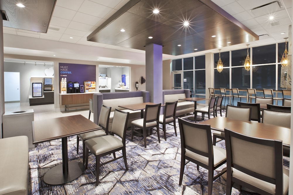 HOLIDAY INN EXPRESS & SUITES OKEMOS - UNIVERSITY AREA 27/41
