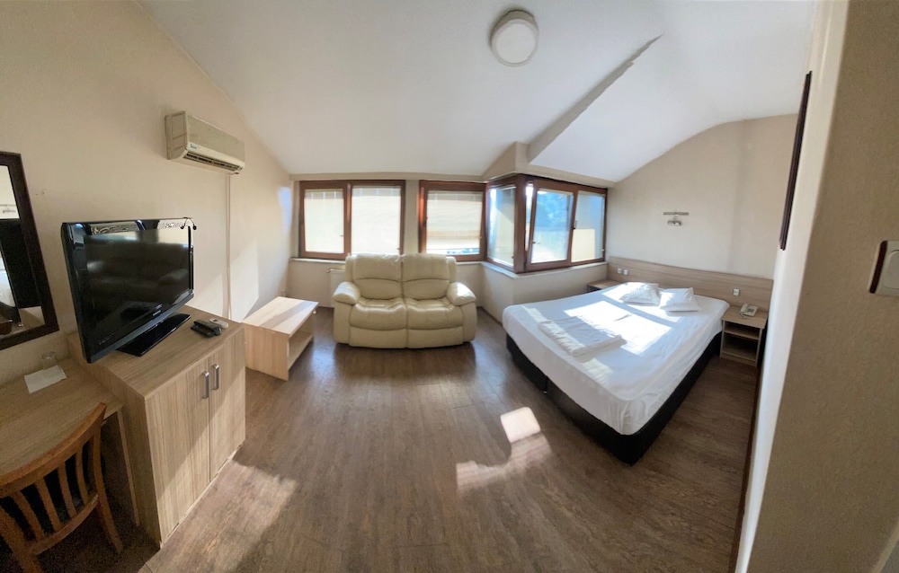 Hotel Cenedag 14/33