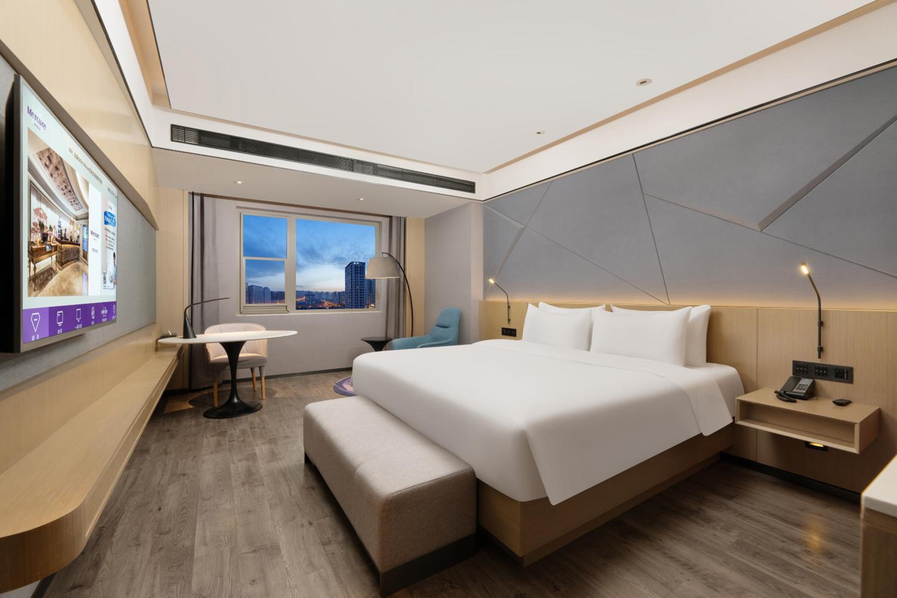 EXECUTIVE, KING BED