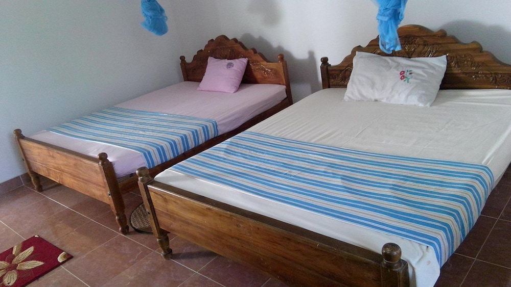 BASIC, QUADRUPLE, 2 DOUBLE BEDS, LAKE VIEW