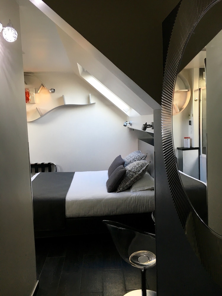 UNE AUTRE CHAMBRE 50/50