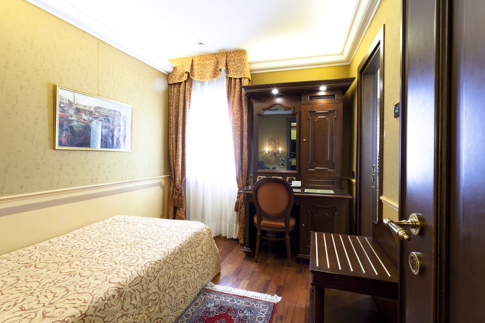 ROOM, SINGLE