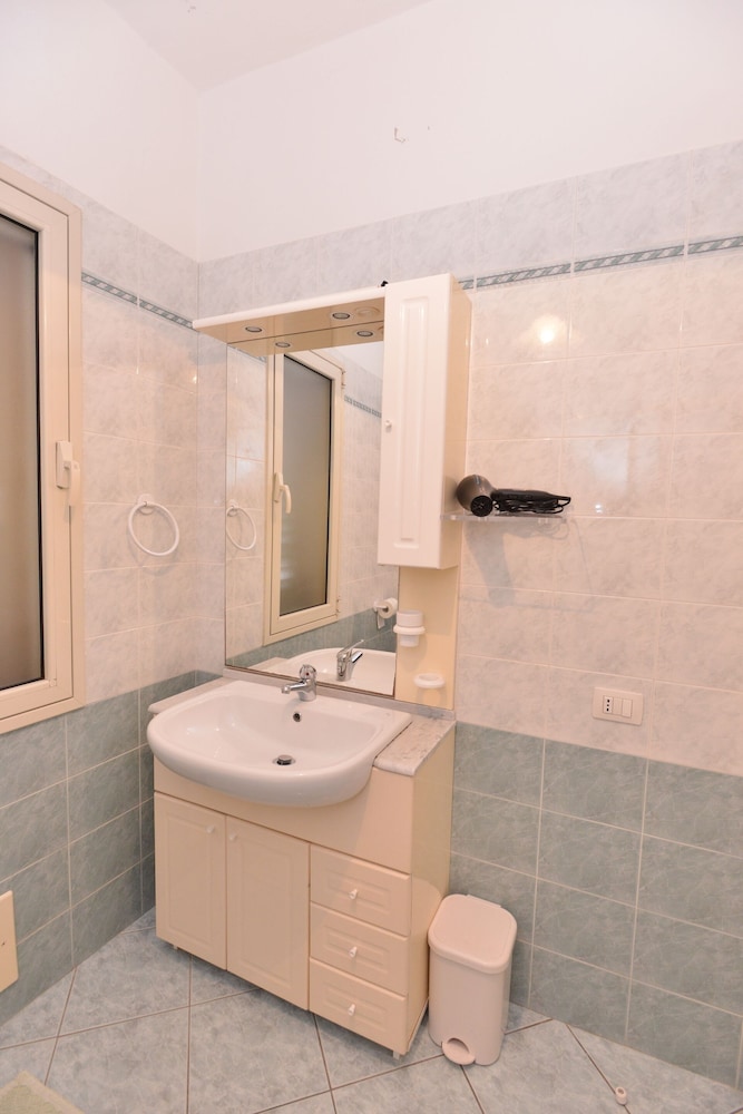 شقة بسريرين منفصلين بغرفة نوم واحدة مع أريكة، Izzhome Pula Regina Margherita Apartment 9/9