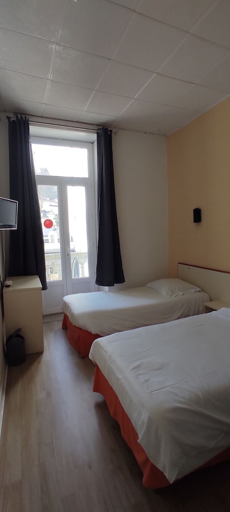ROOM, TWIN BEDS