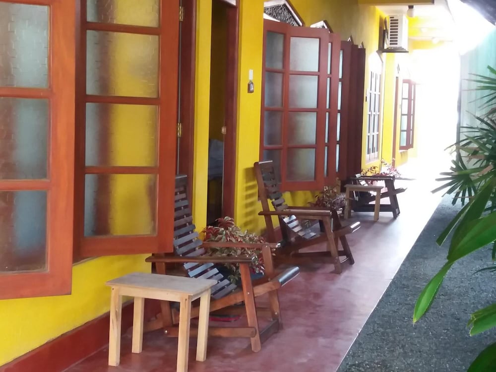 Malika's Yellow House 16/40